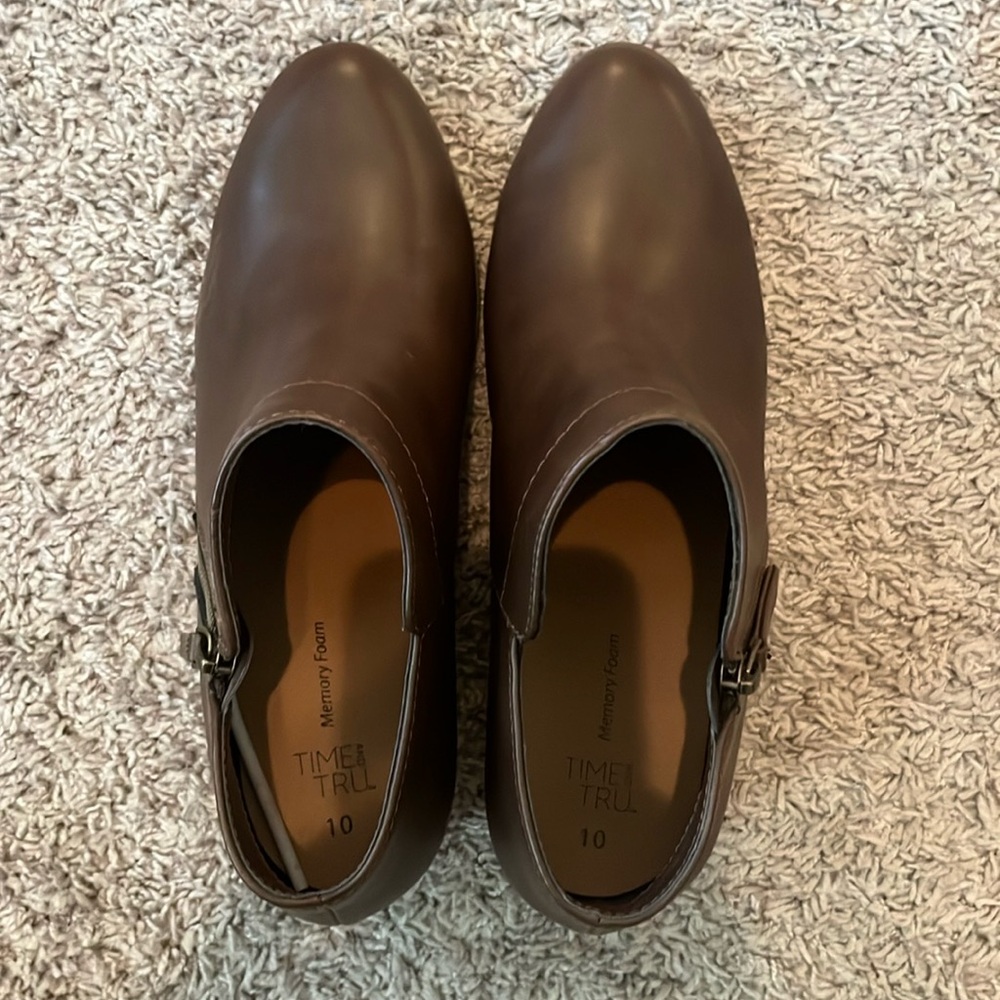 Chestnut booties